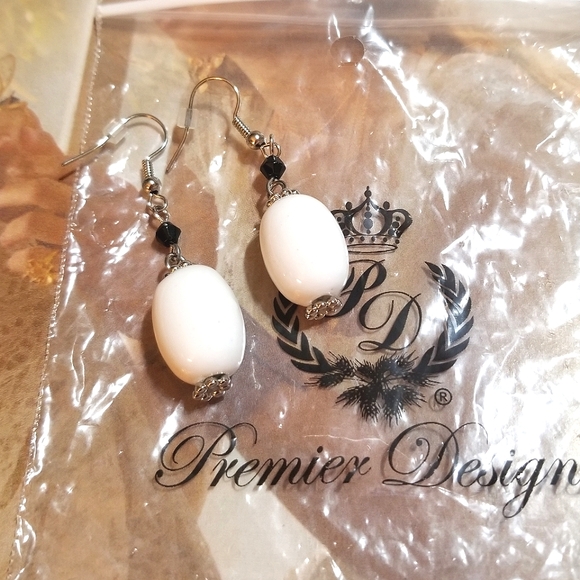NEW Premier Designs White Ceramic and Black Crystal Dangle Earrings - Picture 6 of 6